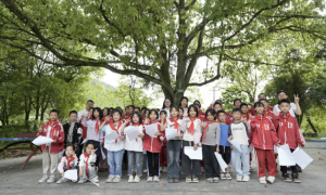 一个导航都搜不到的深山村小，他们跨省640公里去了两次