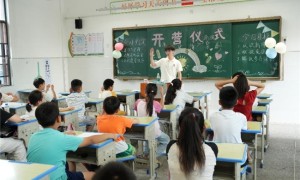 青春支教润童心 多元课堂促成长——武汉学院“艺起向未来”支教团队开展“七彩假期”公益支教活动