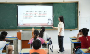 趣味汉诺塔启思维 七彩假期点亮童心  ——武汉学院“艺起向未来”支教队开展特色益智课堂